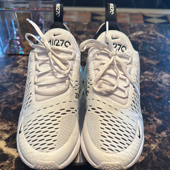 “SOLD”🔥🔥Women’s Nike Air Max 270 White/Black Sneakers - Picture 6 of 9
